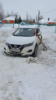 Пожалуйста помогите вытащить авто, стоит на проезде( вытащить застрявшую машину Nissan