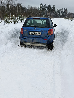 помогите, вытащить автомобиль из снежной колеи. Автомобиль сёл на днище.  вытащить застрявшую машину сузуки sx-4