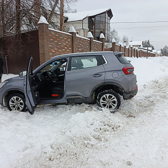 Нужно дёрнуть задом вытащить застрявшую машину Chery tigo 4