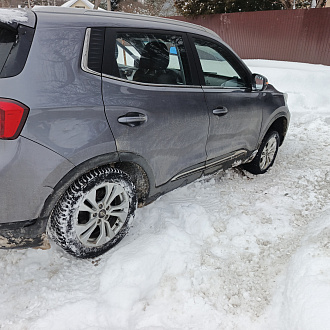 Нужно дёрнуть задом вытащить застрявшую машину Chery tigo 4