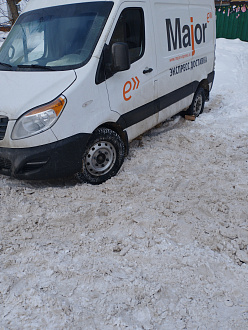 помогите, застряла машина в снегу. Помогите вытянуть и выехать на дорогу, примерно метров 100 до дороги вытащить застрявшую машину Sollers Atlant