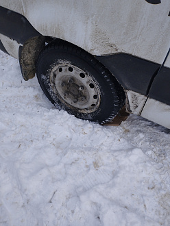 помогите, застряла машина в снегу. Помогите вытянуть и выехать на дорогу, примерно метров 100 до дороги вытащить застрявшую машину Sollers Atlant