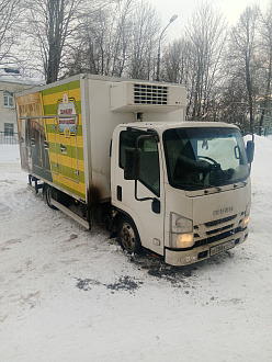 исузу, как газель, только японская. застрял у магазина на ровном месте. вытащить застрявшую машину исузу