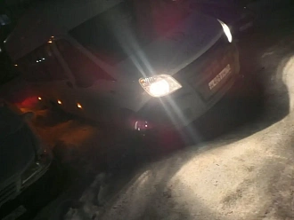 Застрял в грязи, машину клонит на бок, своими силами откопать и выехать не получается, просьба оказать посильную помощь вытащить застрявшую машину Газель NEXT Н409УМ