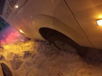 Застрял в снегу, машину клонит на бок, своими силами откопать и выехать не получается, просьба оказать посильную помощь вытащить застрявшую машину Газель NEXT Н409УМ