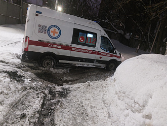 Ой, 100 метров до асфальта. вытащить застрявшую машину А это скорая помощь, форд транзит.