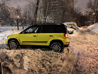 Застрял в сугробе на парковке, минимальная раскачка есть, сдвинулся на 20 сантиметров и снова сел, сильно не газовал, но закопался так или иначе. вытащить застрявшую машину Skoda Yeti