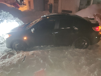 Застрял в низине, перекрыл проезд, до твердой поверхности 10 метров. Машина переднеприводная, но вытаскивать назад, вперёд ехать некуда. вытащить застрявшую машину Mazda 3 