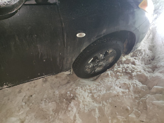 Застрял в низине, перекрыл проезд, до твердой поверхности 10 метров. Машина переднеприводная, но вытаскивать назад, вперёд ехать некуда. вытащить застрявшую машину Mazda 3 