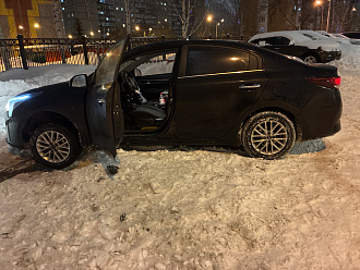 Сел на пузо , передний привод, час не могу откапать машину , на парковке вытащить застрявшую машину Киа Рио