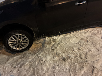 Сел на пузо , передний привод, час не могу откапать машину , на парковке вытащить застрявшую машину Киа Рио