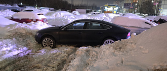 Застрял в колее в снегу, на парковке.  5 метров до покрытия где смогу ехать сам вытащить застрявшую машину Ауди а7