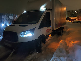 Сидит в колее. Нет сцепления. Нужно дотащить до дороги 500 м. Нужно что-то тяжёлое.  вытащить застрявшую машину Ford транзит