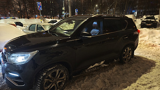 помогите пожалуйста,  машина застряла на льду и в снегу на парковке. При попытке выехать, машину сносит на припаркованные автомобили. вытащить застрявшую машину SsangYong Rrxton
