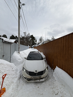 Застрял в узкой дороге
Сел пузом вытащить застрявшую машину Шкода
