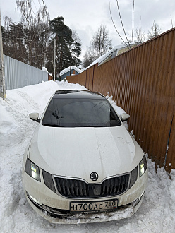 Застрял в узкой дороге
Сел пузом вытащить застрявшую машину Шкода