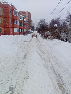 Застрял на улице Льва Толстого. Дорога асфальтированная, но неочищена от снега. Машина не высокая, передний привод, резина зимняя не шипованая,  колея имеется, в колее лёд, цеплять колесу не за что. Снеговая лопата имеется, но спрессованный снег между колес не получается выгрести. Трос хороший есть, даже два. Помогите чуть сдвинуть с места.  вытащить застрявшую машину Nissan