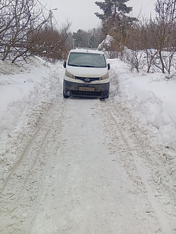 Застрял на улице Льва Толстого. Дорога асфальтированная, но неочищена от снега. Машина не высокая, передний привод, резина зимняя не шипованая,  колея имеется, в колее лёд, цеплять колесу не за что. Снеговая лопата имеется, но спрессованный снег между колес не получается выгрести. Трос хороший есть, даже два. Помогите чуть сдвинуть с места.  вытащить застрявшую машину Nissan