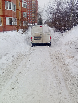 Застрял на улице Льва Толстого. Дорога асфальтированная, но неочищена от снега. Машина не высокая, передний привод, резина зимняя не шипованая,  колея имеется, в колее лёд, цеплять колесу не за что. Снеговая лопата имеется, но спрессованный снег между колес не получается выгрести. Трос хороший есть, даже два. Помогите чуть сдвинуть с места.  вытащить застрявшую машину Nissan