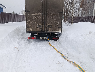 Щас ряд в просёлочной дороге вытащить застрявшую машину Соболь газель