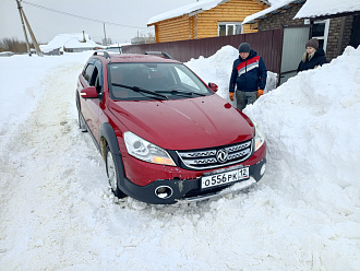 помогите, застрял в СНТ. Нужно дёрнуть. Троса нет. вытащить застрявшую машину Dongfeng H30 Cross