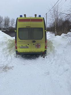 В колее в посёлке метров 100 до жёсткого асфальта скорая помощь. вытащить застрявшую машину Газель нек.