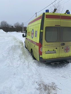 В колее в посёлке метров 100 до жёсткого асфальта скорая помощь. вытащить застрявшую машину Газель нек.