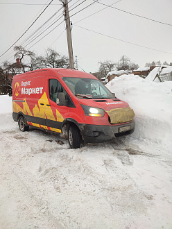 помогите, встала на парковку у дома, пропускала трактор, не могу выехать из-за горки. Спереди цеплять ток за рычаг, крюка нет. вытащить застрявшую машину Ford transit