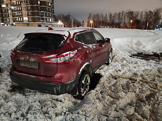 помогите пожалуйста,  машина села на брюхо, надо тросом дернуть. Номер для связи :  вытащить застрявшую машину Ниссан кашкай