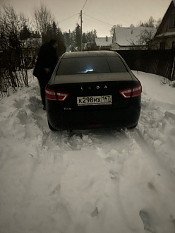 Застряли в снегу в посёлке снт массив. вытащить застрявшую машину Лада веста.