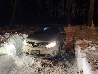 помогите пожалуйста, при развороте через прилегающую дорогу застрял в каше (на вид спрессованный снег, а по факту снег легко стерся до льда). Полный привод почему-то не работает. Выбраться не получается. До ровного участка дороги 20метров. вытащить застрявшую машину Nissan Murano