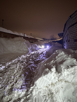 Добрый день! Сели на пузо в колее на территории ГСК не доехав до гаража десять метров. Тащили на тросу машину подруги после аварии. 
Лада Веста села на пузо, Микра не заводится и стоит следом за Вестой. 
Есть динамический трос. вытащить застрявшую машину Лада Веста, Ниссан Микра