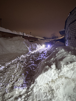 Добрый день! Сели на пузо в колее на территории ГСК не доехав до гаража десять метров. Тащили на тросу машину подруги после аварии. 
Лада Веста села на пузо, Микра не заводится и стоит следом за Вестой. 
Есть динамический трос. вытащить застрявшую машину Лада Веста, Ниссан Микра
