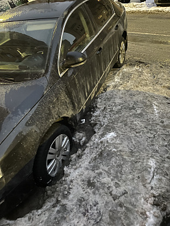 Нужно дернуть метр, машина села на снег, передние колеса в луже  вытащить застрявшую машину Volkswagen Passat B6