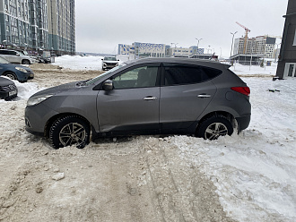 Населённый пункт во дворе. вытащить застрявшую машину Hyundai аикс 35.