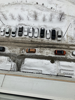 На бесплатной парковке в микрорайоне. вытащить застрявшую машину Ситроен пикассо, ция 3.