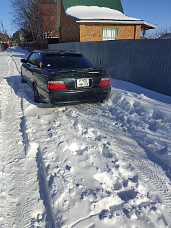 Съехал с колеи в сугроб вытащить застрявшую машину Тойота Чайзер