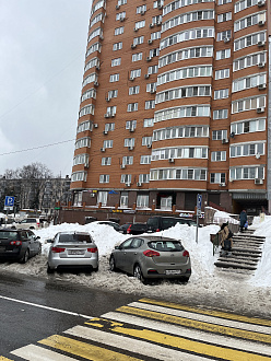 Застрял на парковке, окопались, надо дернуть вытащить застрявшую машину Киа