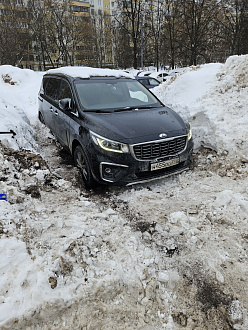 Киа карнивал(около 3 тонн), закопался на парковке, скорее всего уже на брюхо сел. Парковка не чищеная (каша и колея), не большая особо развернуться негде, тянуть нужно будет по диагонали. вытащить застрявшую машину Kia