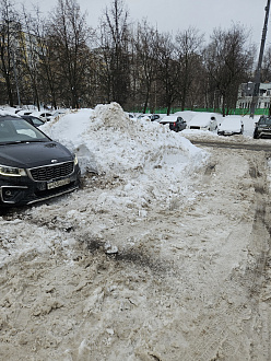Киа карнивал(около 3 тонн), закопался на парковке, скорее всего уже на брюхо сел. Парковка не чищеная (каша и колея), не большая особо развернуться негде, тянуть нужно будет по диагонали. вытащить застрявшую машину Kia