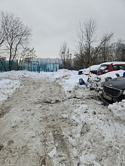 Киа карнивал(около 3 тонн), закопался на парковке, скорее всего уже на брюхо сел. Парковка не чищеная (каша и колея), не большая особо развернуться негде, тянуть нужно будет по диагонали. вытащить застрявшую машину Kia
