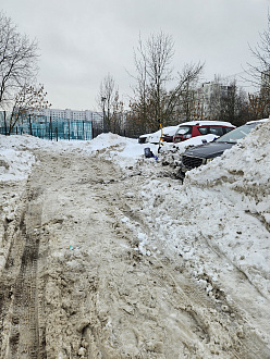 Киа карнивал(около 3 тонн), закопался на парковке, скорее всего уже на брюхо сел. Парковка не чищеная (каша и колея), не большая особо развернуться негде, тянуть нужно будет по диагонали. вытащить застрявшую машину Kia