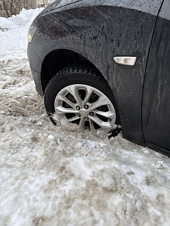 Застряла просто в городе, возле жилого дома, во дворе. вытащить застрявшую машину Шевроле монза.