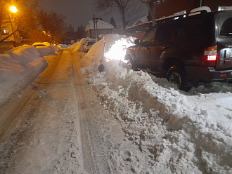 Машина на мостах, на парковке, параллельно дороге, асфальт рядом, нужно дернуть назад, рывковый и шаклы есть вытащить застрявшую машину LandCruiser 105