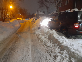 Машина на мостах, на парковке, параллельно дороге, асфальт рядом, нужно дернуть назад, рывковый и шаклы есть вытащить застрявшую машину LandCruiser 105