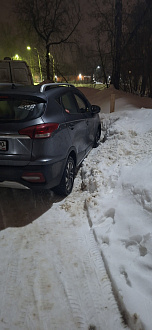 помогите, застряла в снегу, достаточно дернуть, сзади есть крюк вытащить застрявшую машину JAC JS3