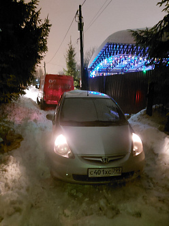 помогите пожалуйста,  застряли обе машины вытащить застрявшую машину Хонда