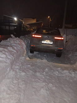 Застрял на дороге грунтовой к дому, снесло на боковой снег, в глубокой колее, встал, асфальт в 500 метрах вытащить застрявшую машину Чанган