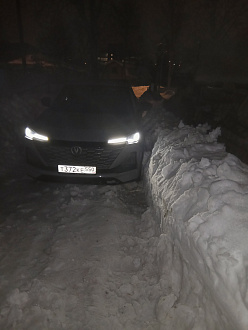 Застрял на дороге грунтовой к дому, снесло на боковой снег, в глубокой колее, встал, асфальт в 500 метрах вытащить застрявшую машину Чанган