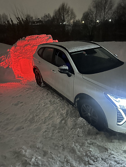 помогите пожалуйста, застрял на подъеме, каша под колесами, зарываюсь, частный сектор, не знаю что делать вытащить застрявшую машину Haval Jolion